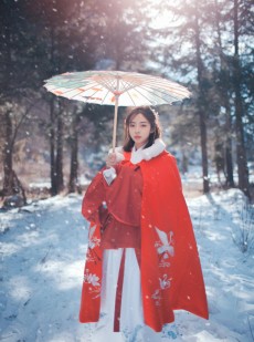 雪地里悠闲漫步的红色古装美女森系唯美个性写真集