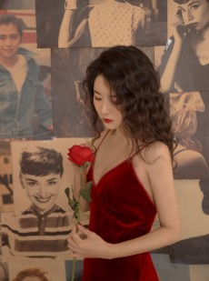性感美少女吊带红裙室内个人写真
