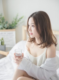 早安少女白嫩肌肤吹弹可破写真