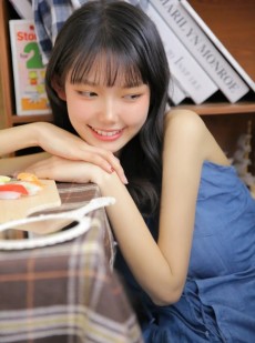 吊带裙小姐姐露齿甜笑私房写真