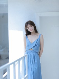 气质佳人低胸长裙清纯唯美图片