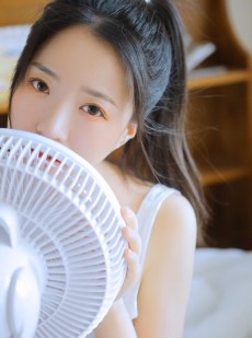 奶萌少女杏眼红唇娇憨可爱图片
