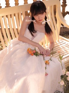 花房姑娘户外干净漂亮美女图片