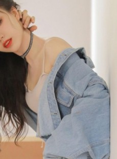 红唇雪肤美女御姐吊带香肩写真