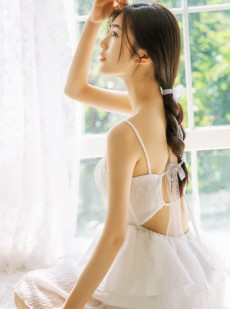 气质小女孩美背光滑细腻女生照片