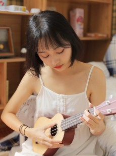 可爱短发美女萝莉吊带睡裙写真