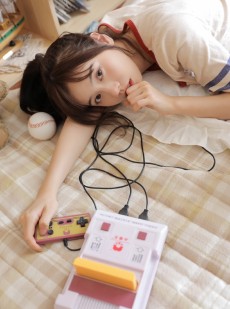 运动服美女白皙大长腿居家图片