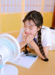 制服美女学生妹韩式麻花辫写真