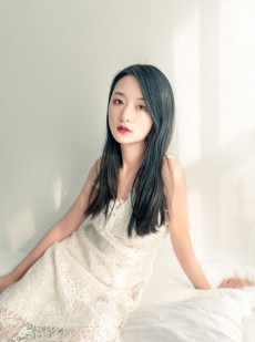 黑长直发美女吊带睡裙床上写真