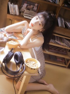 波点裙少女唇红齿白曼妙迷人写真