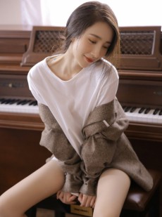 钢琴小姐姐白皙大长腿精选图片