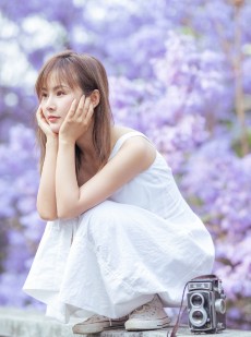 吊带白裙美女清新灵动户外写真