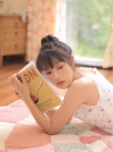 丸子头美女粉面桃腮养眼私拍