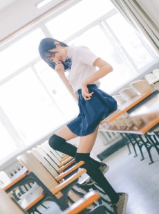 美女校花飘逸长发学生制服白皙美腿美女极度销魂图