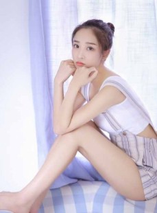 夏日长腿美女性格讨喜个人写真