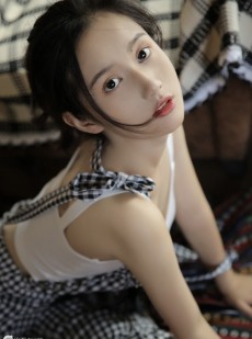 00后大眼美女白软娇躯惹火艺术写真