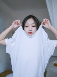白嫩美女牛仔热裤美腿玉足写真