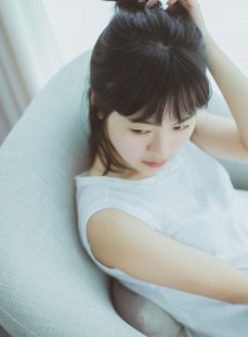 素颜美女慵懒随性室内个人写真