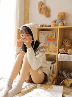 齐刘海萌妹子修长美腿居家写真