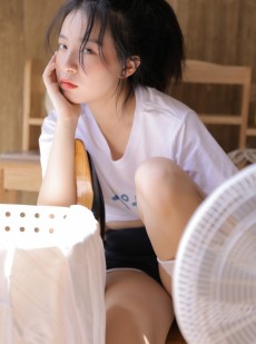 呆萌小女生肤白貌美气质佳写真