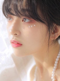 齐刘海萌妹子香肩美背居家写真