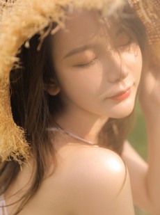 倾城美人头戴草帽精致养眼写真
