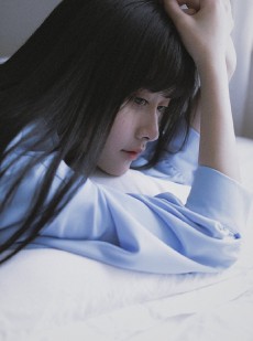蓝色衬衫美女黑长直发床上写真