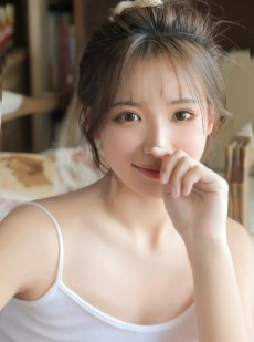 丸子头美女白皙大长腿私房写真