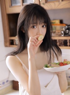 吊带白裙美女萝莉长发披肩写真