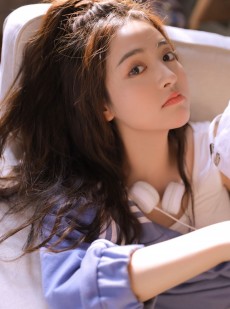 运动服美女白皙大长腿居家写真