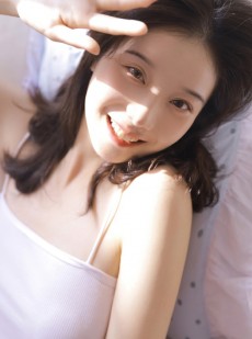 吊带美女牛仔热裤美腿玉足写真