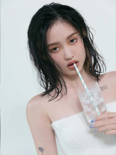 漂亮美眉抹胸背心香肩锁骨写真