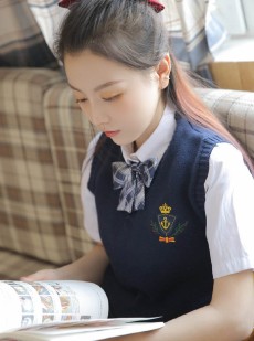 肌肤凝白若雪的学生妹制服诱惑写真