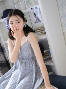吊带少女长得唇红齿白娇媚写真