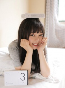 小姐姐笑容甜美大眼迷人艺术照