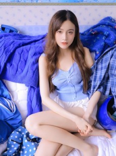 白嫩俏佳人风情迷人写真