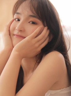 甜美女孩温柔无害神情娇羞可爱图片