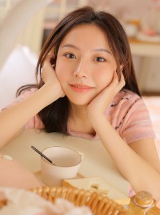 粉嫩小妹黑长直发温婉动人图片