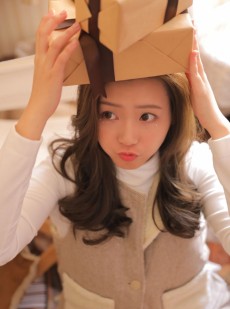 卷发美女嘟嘴卖萌调皮搞怪写真