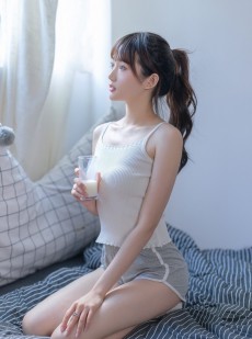 高马尾小姐姐超短裤大长腿图片