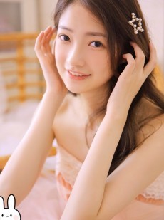 卷发美女粉色纱裙香肩锁骨写真