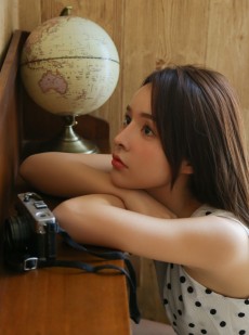 文艺范美少女长发披肩居家写真