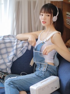 马尾辫美女牛仔背带裤居家写真
