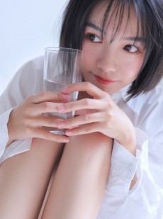 白衬衣美人唇红齿白娇媚女生图片