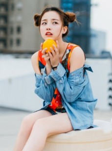 哪咤头小姐姐青春靓丽街拍写真