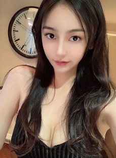 事业线很丰满，瓜子脸长发美女性感吊带背心自拍美图