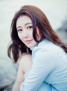 波浪卷发美女海边裙摆飘扬写真