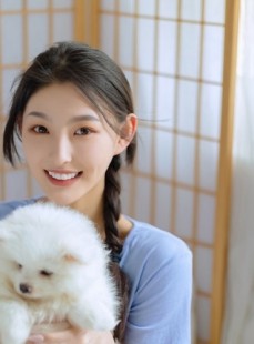 细腰小美女肌肤雪白杏眼清澈图片