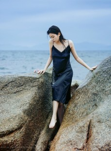 海边美女吊带黑裙湿身诱惑美图