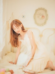 吊带连衣裙美女光滑牛奶肌写真